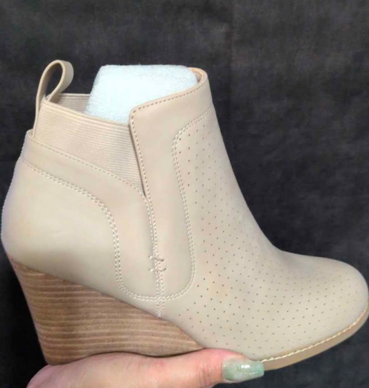 Bootlet with wedge heel