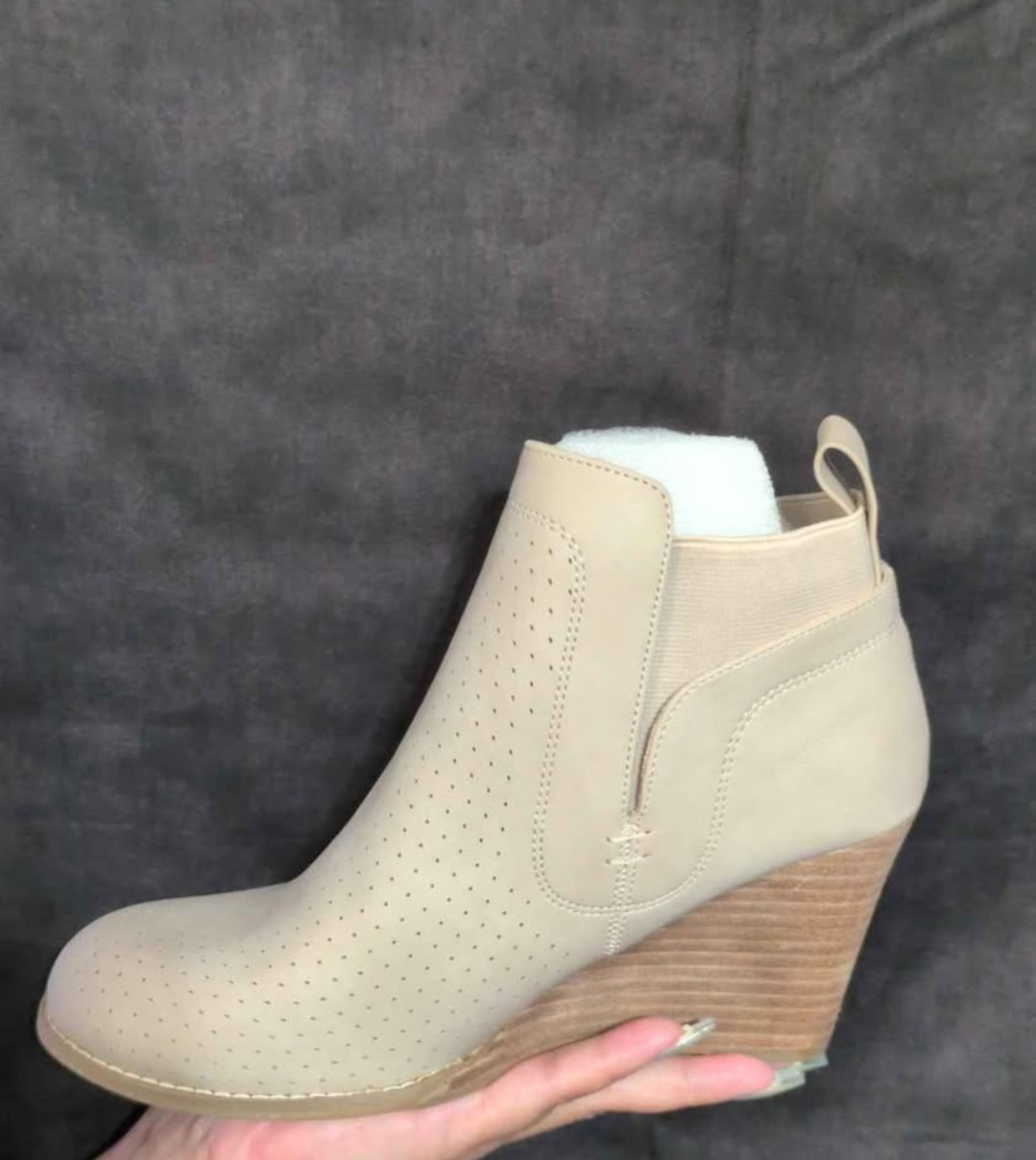Bootlet with wedge heel